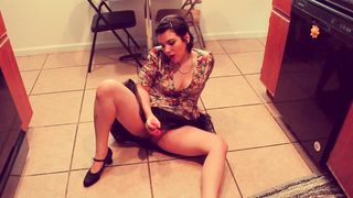 Mommy Cums In The Kitchen For You - AveyMoon